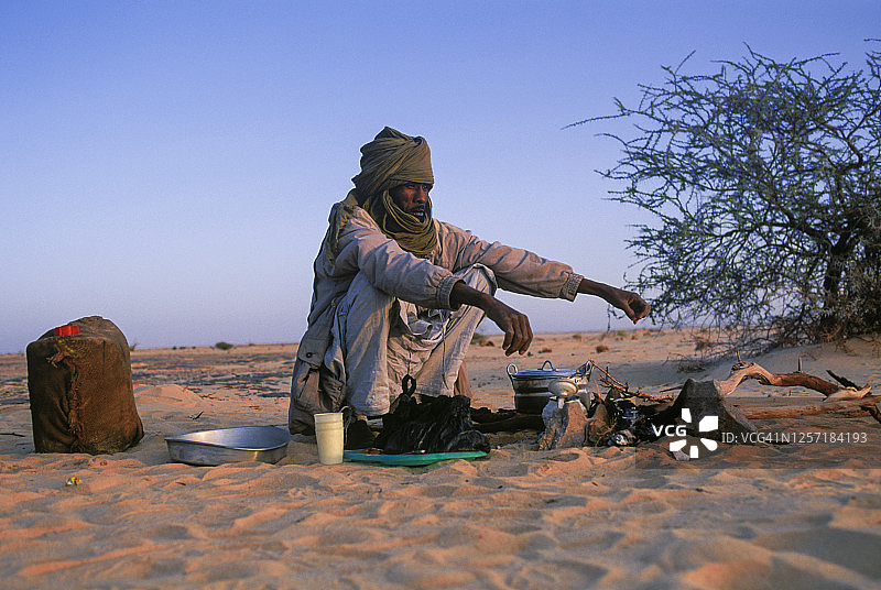 乍得博尔库-提贝斯提高原的图布族游牧民早茶场景图片素材