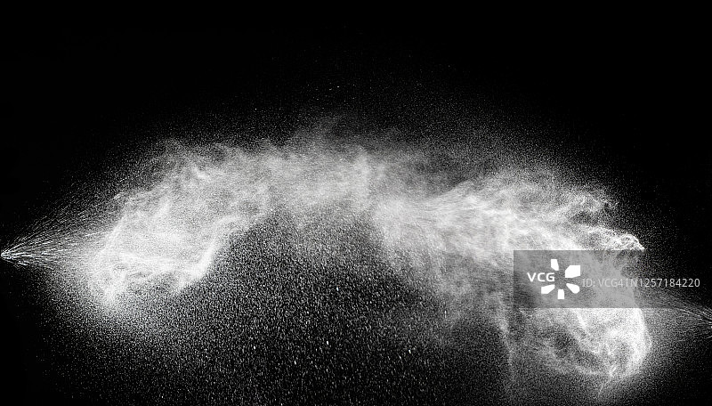 黑色背景上白色水压喷射水滴纹理特写图片素材