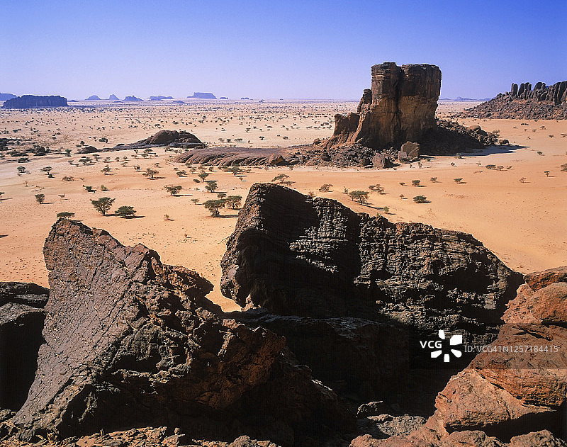 乍得埃内迪高原沙地的奇异岩层图片素材