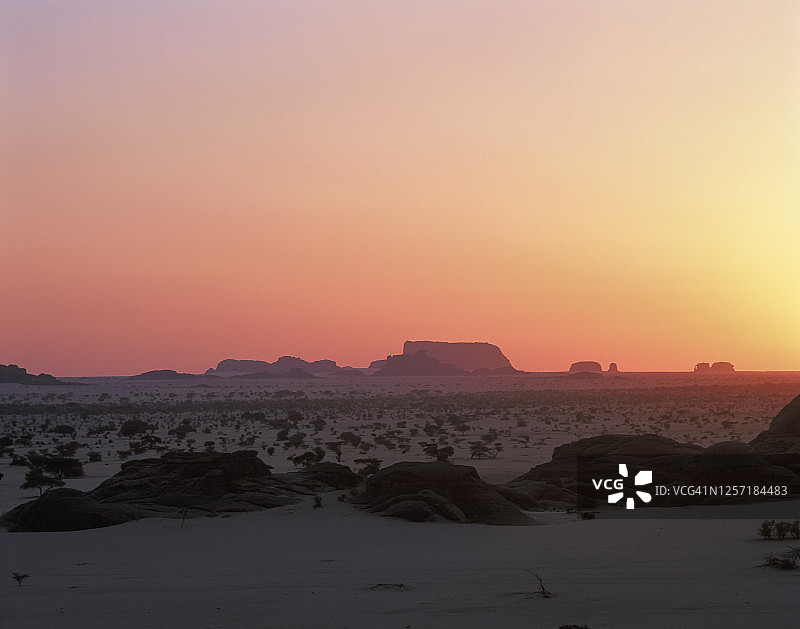 恩内迪高原乍得的日落光照耀下的桌山图片素材