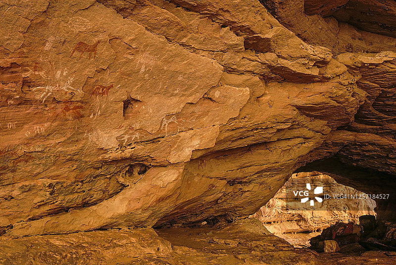 乍得恩内迪高原泰尔凯史前洞穴壁画图片素材