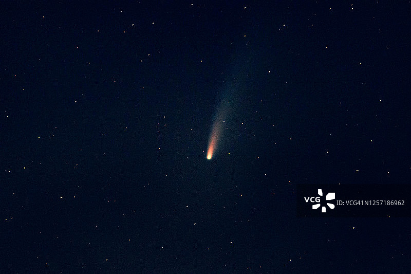 夜晚观赏C/2020 F3 NEOWISE彗星图片素材