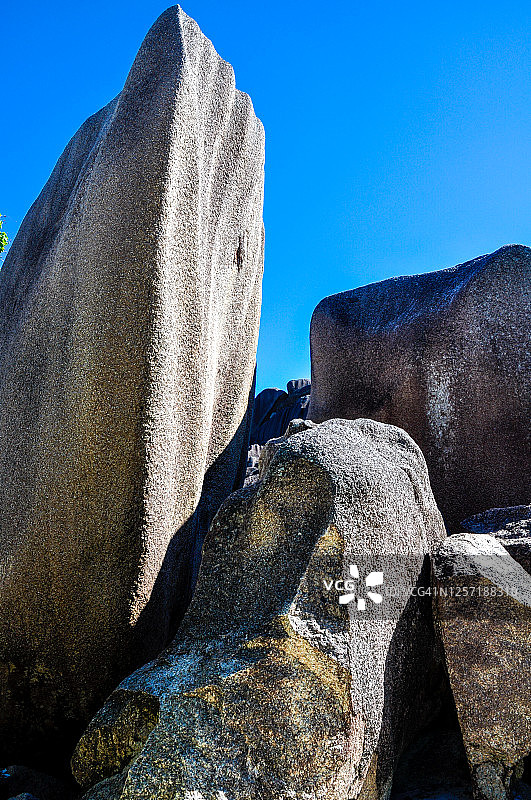 塞舌尔拉迪格岛银泉滩的 Granite 岩石峭壁的低角度景观图片素材