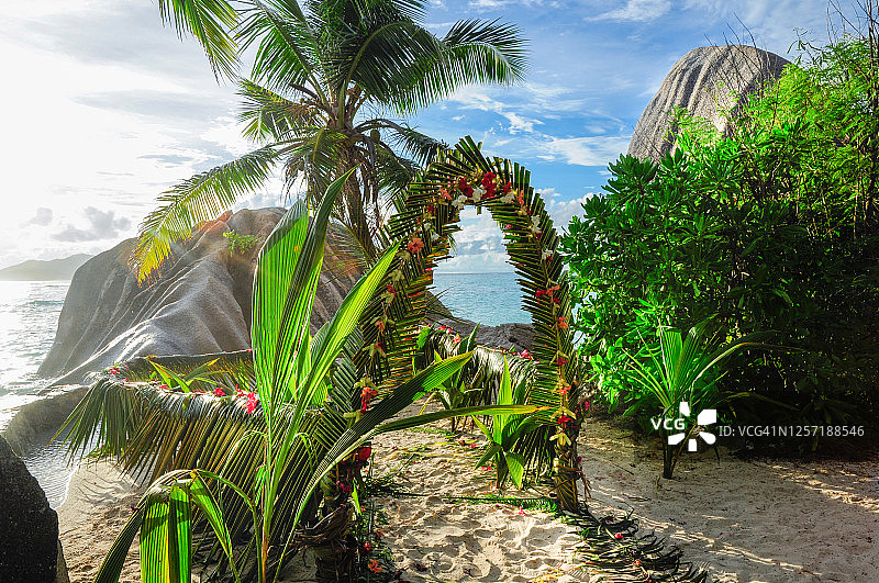 塞舌尔拉迪格岛海滩梦幻婚礼花卉布置图片素材