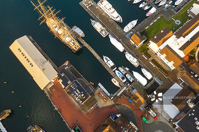 纽波特罗德岛的传统建筑、海港和街道夏季航拍景色图片素材