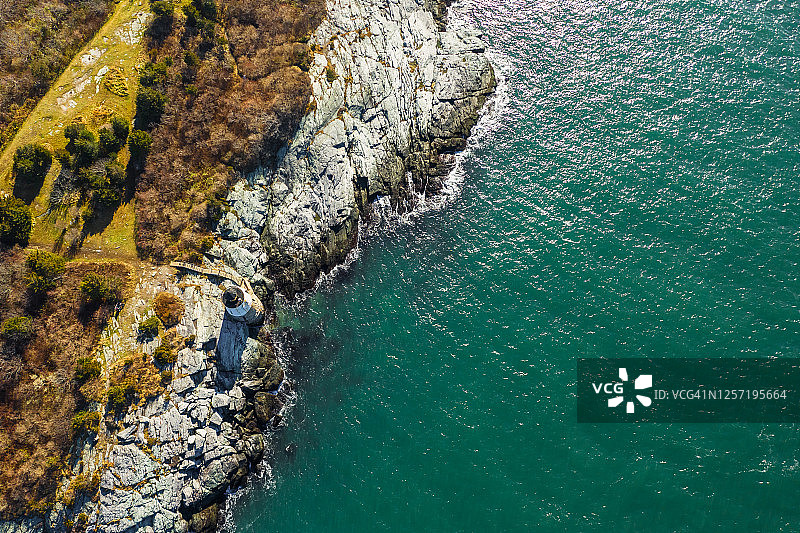 无人机航拍：纽波特城堡山灯塔日落图片素材