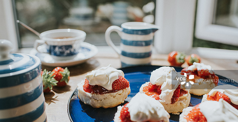 传统下午茶：司康饼配果酱和凝脂奶油图片素材