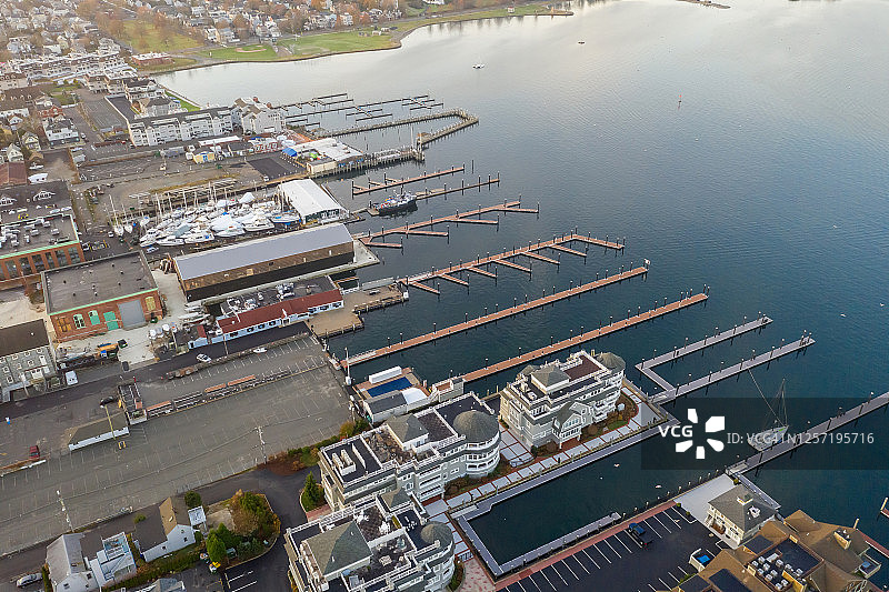 纽波特罗德岛的传统建筑、海港和街道夏季航拍景色图片素材