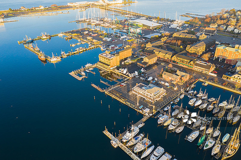 纽波特罗德岛的传统建筑、海港和街道夏季航拍景色图片素材