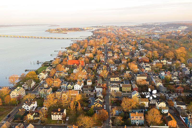 纽波特罗德岛的传统建筑、海港和街道夏季航拍景色图片素材