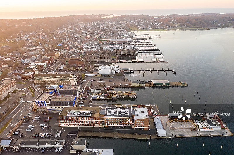 纽波特罗德岛的传统建筑、海港和街道夏季航拍景色图片素材