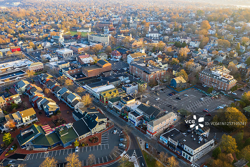 纽波特罗德岛的传统建筑、海港和街道夏季航拍景色图片素材