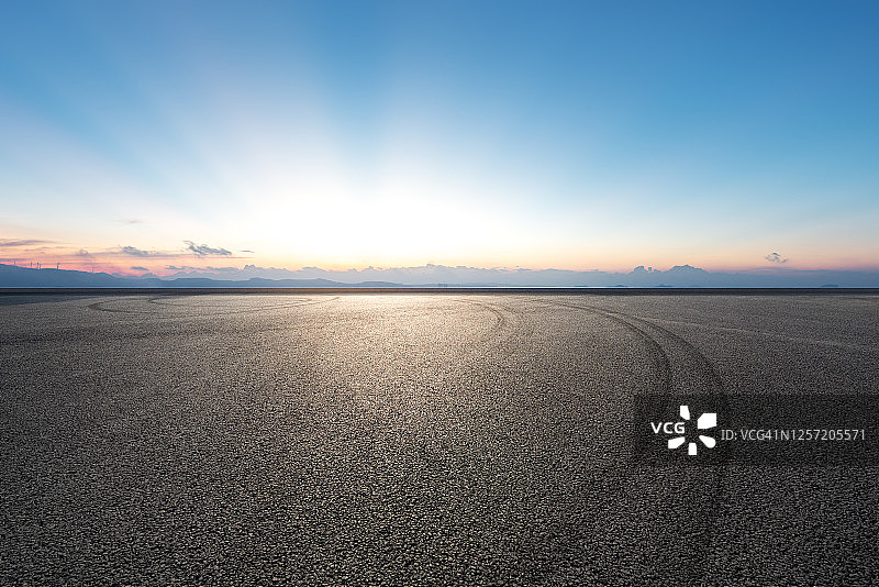 逆光下的湖青停车场图片素材