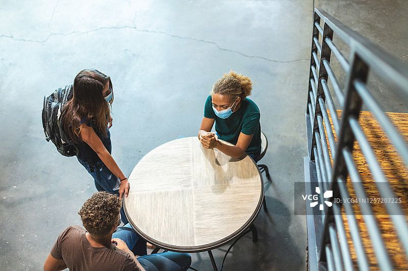 高中生在食堂或公共区域戴口罩图片素材