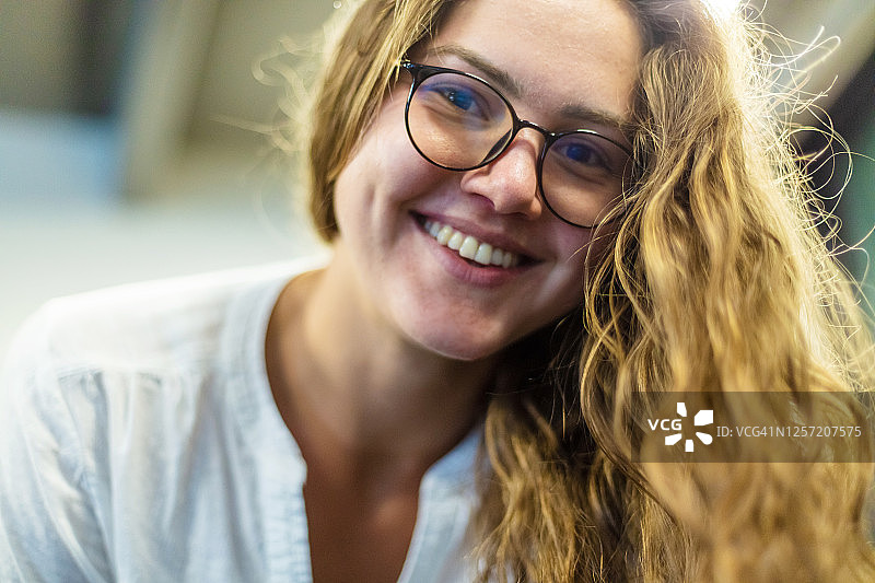 戴眼镜的大学生肖像图片素材