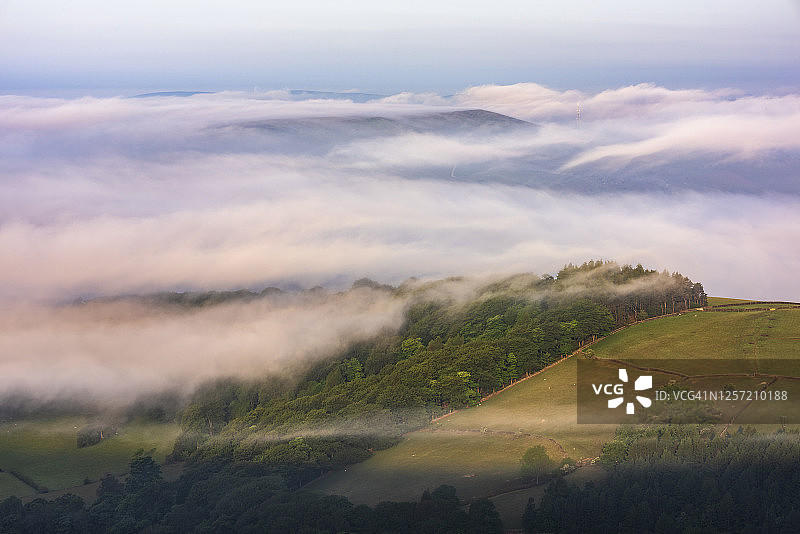 日出时分，德比郡峰区山丘上的薄雾。英国图片素材