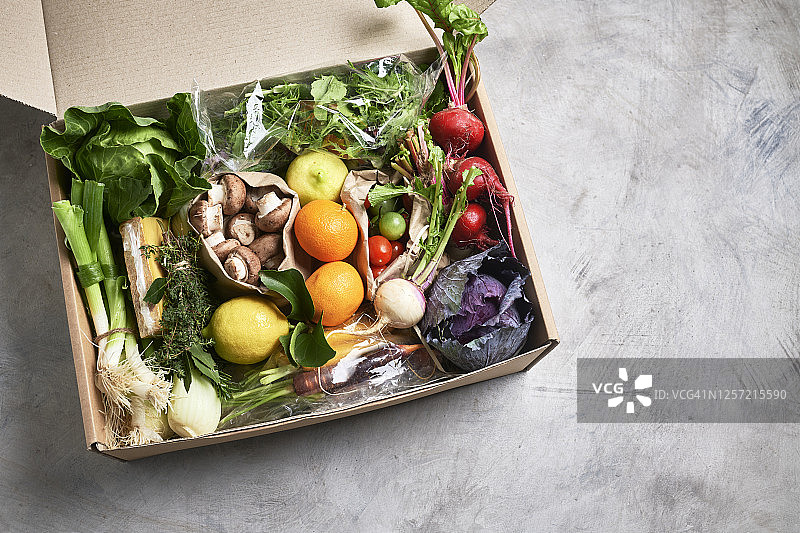 纸板箱中盛放的各种新鲜水果和蔬菜图片素材