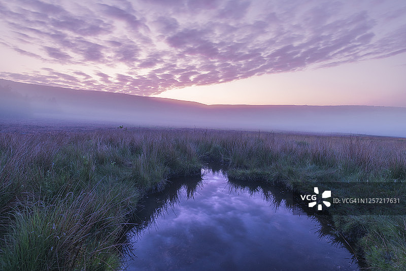 德比郡峰区斯塔纳奇边缘日出及周边丘陵图片素材