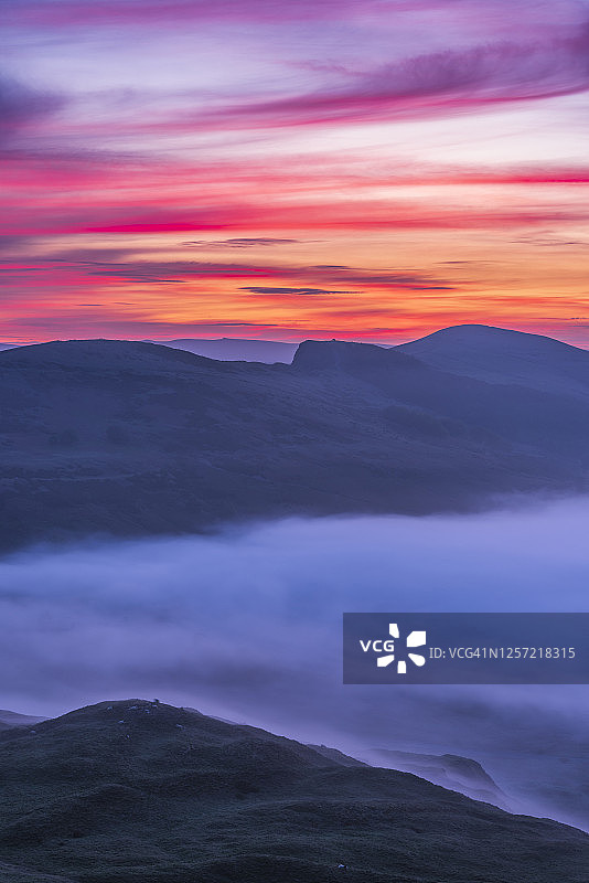 英国峰区卡斯尔顿，小马姆托和霍普谷的春日日出图片素材