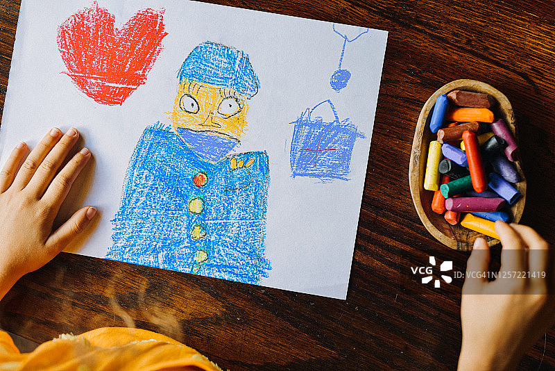 儿童画：戴防护口罩的医生图片素材