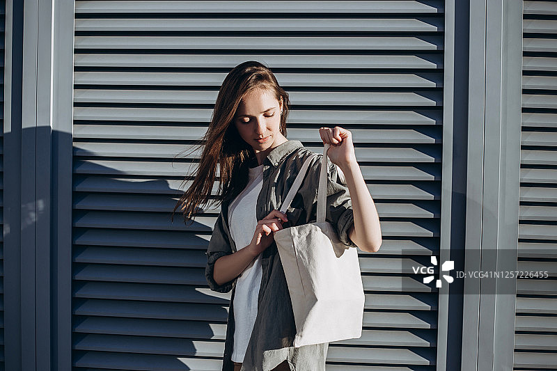 拿着包和咖啡的时髦美女图片素材