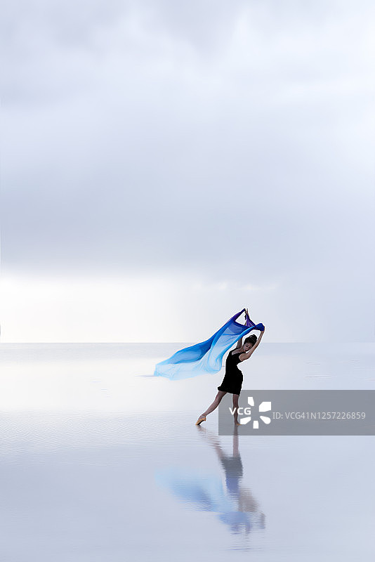 在湖上跳舞的芭蕾舞演员图片素材