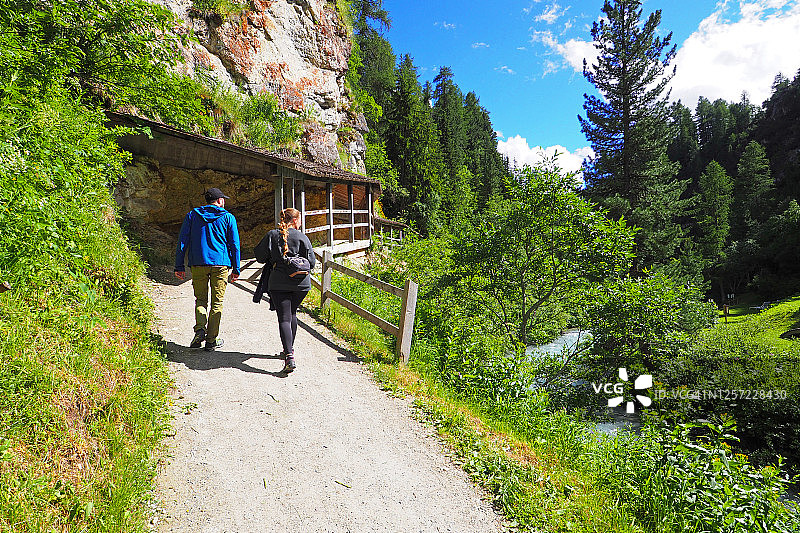 菲克斯山谷中浪漫山间小路上的年轻夫妇图片素材
