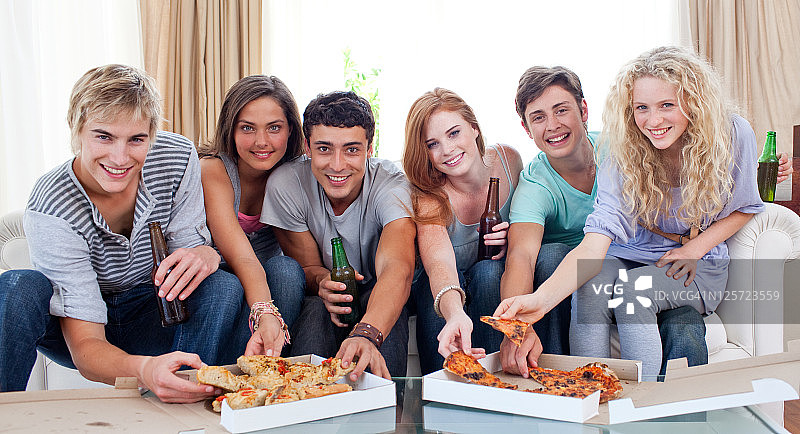 朋友们在家吃披萨图片素材