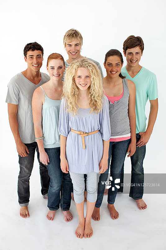 一群青少年站在镜头前图片素材