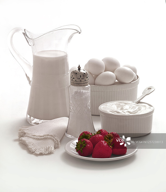 草莓配鸡蛋、酸奶和牛奶图片素材
