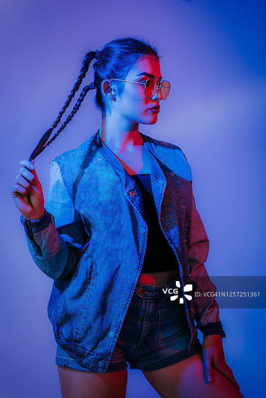 霓虹灯下的时装女模特的肖像图片素材