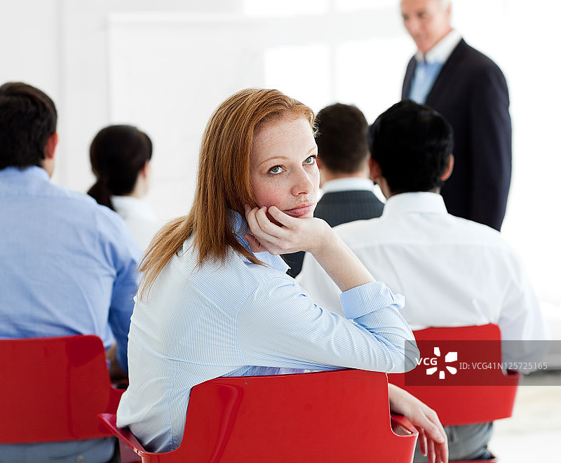 感到无聊的女商人特写图片素材