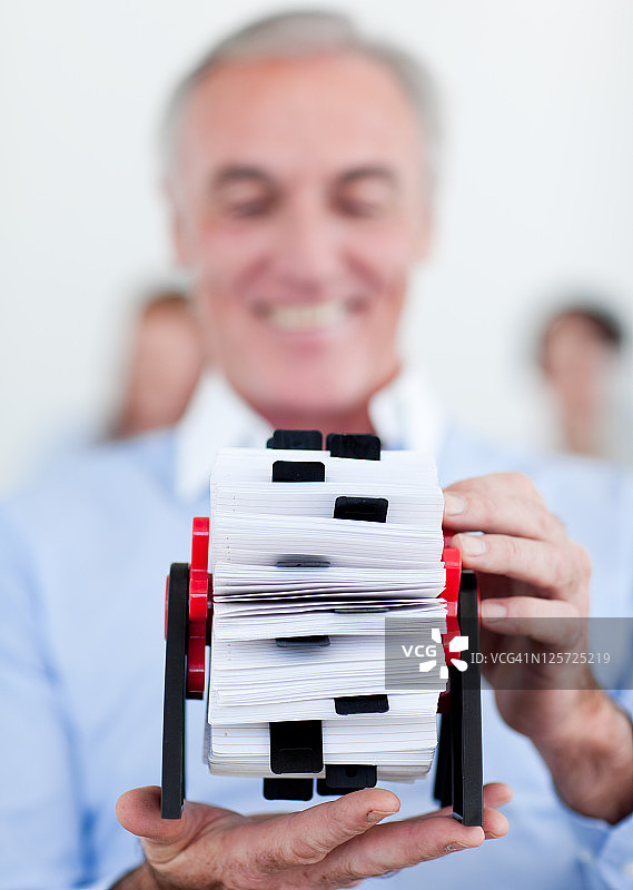 年长的经理正在搜索索引图片素材