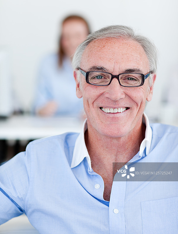 戴眼镜的年长经理图片素材