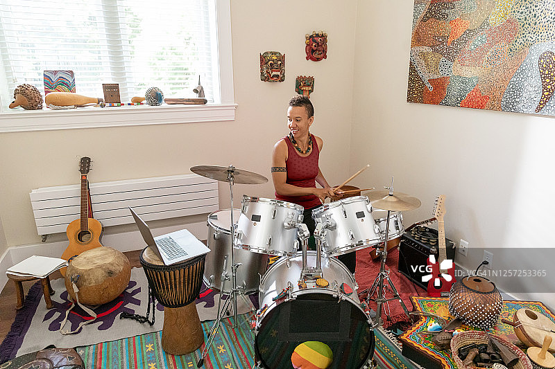 鼓手跟着视频课程演奏图片素材