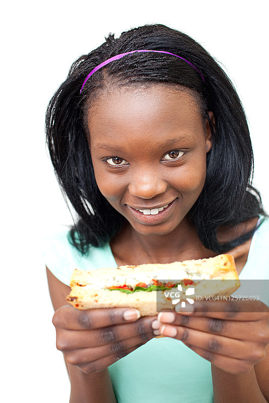 正在吃三明治的快乐年轻女人图片素材