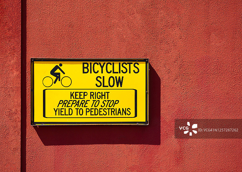 金门大桥自行车骑行者警告标志图片素材