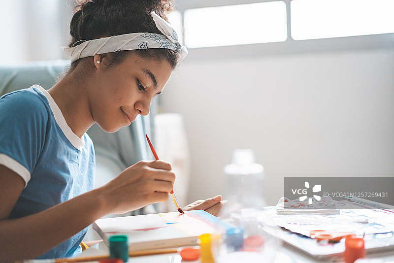 在家绘画的少女图片素材