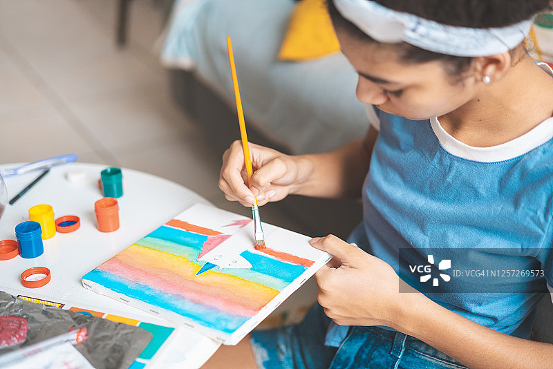 画家绘制一匹彩色独角兽图片素材