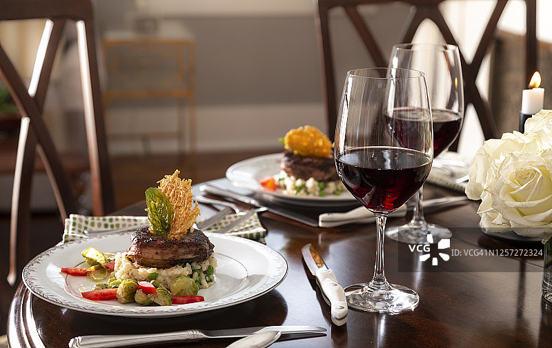 餐厅双人牛排套餐与葡萄酒图片素材