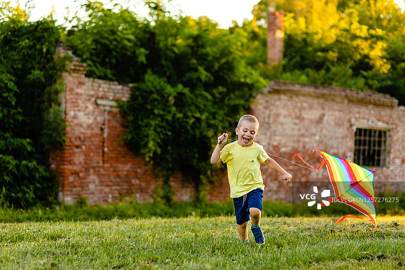 在草地上放风筝的趣味男孩图片素材