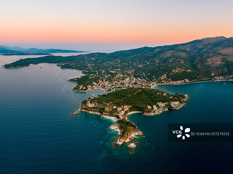 科孚岛卡西奥佩亚镇和港口夏季黄昏航拍全景照片图片素材
