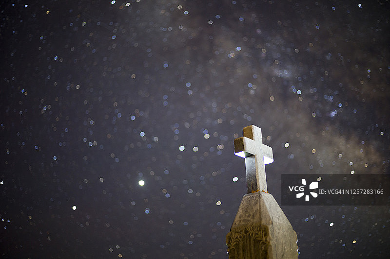 墓地十字架上的月升与星空图片素材