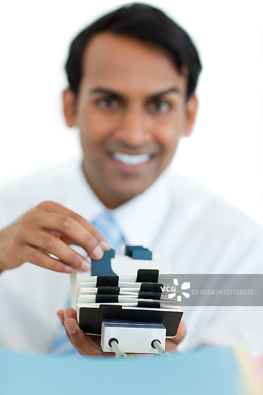 微笑的商人正在看名片夹图片素材