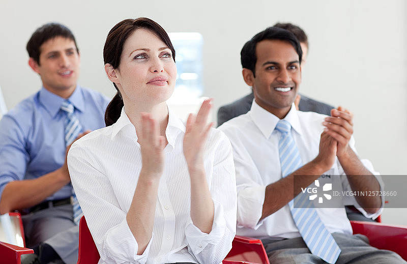 国际商务人士在会议上鼓掌图片素材