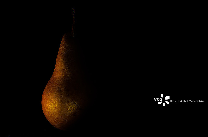 黑色背景下的Bosc梨静物图片素材
