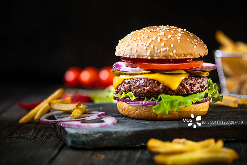美味的汉堡包和炸薯条图片素材