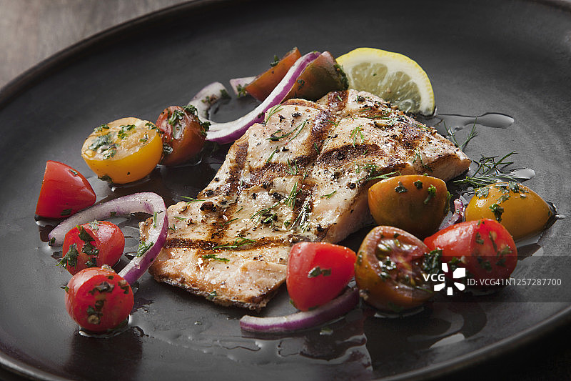 烤三文鱼配番茄洋葱沙拉图片素材