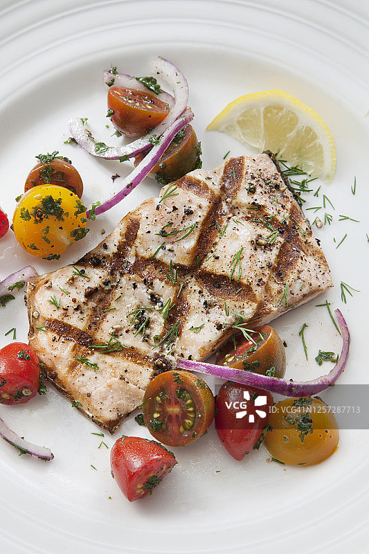 烤三文鱼配番茄洋葱沙拉图片素材