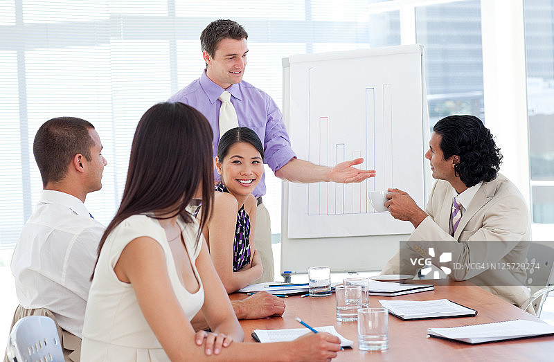 富有魅力的商人正在做演示图片素材